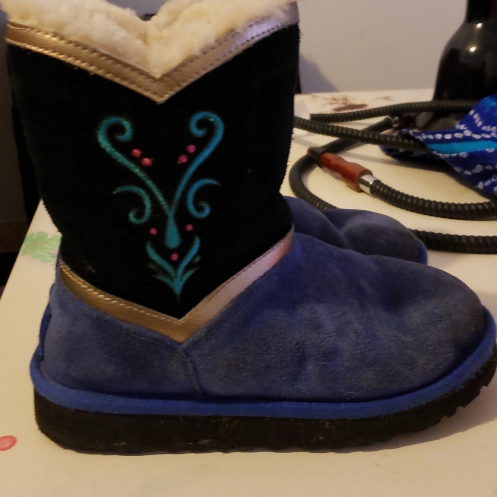 Limited edition kids junior sz 2 ugg